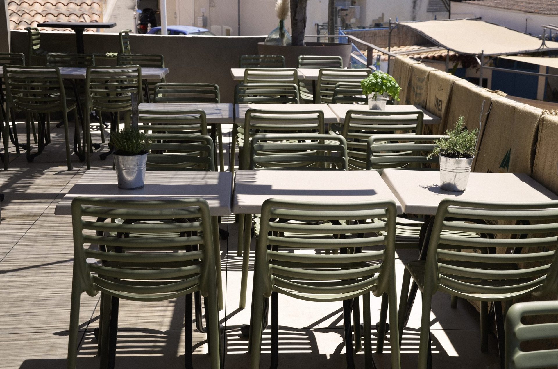 Terrasse arrière, ombres graphiques chaises Nardi